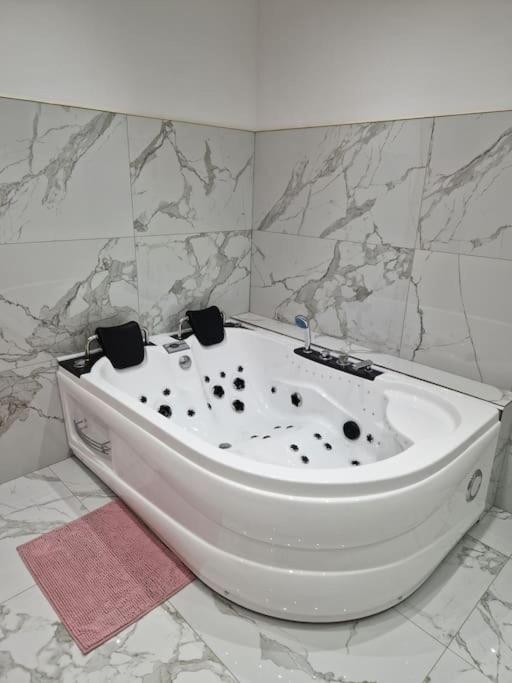 Maison Chic Avec Jacuzzi Nogent Sur Oise Yaospa60 Екстериор снимка