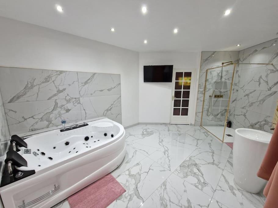 Maison Chic Avec Jacuzzi Nogent Sur Oise Yaospa60 Екстериор снимка