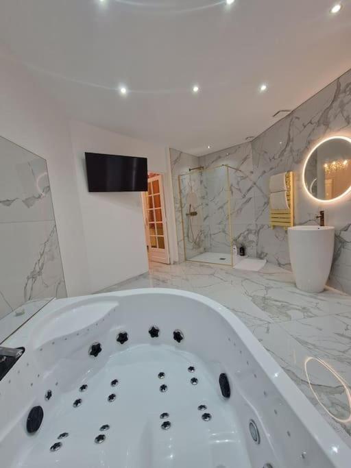Maison Chic Avec Jacuzzi Nogent Sur Oise Yaospa60 Екстериор снимка